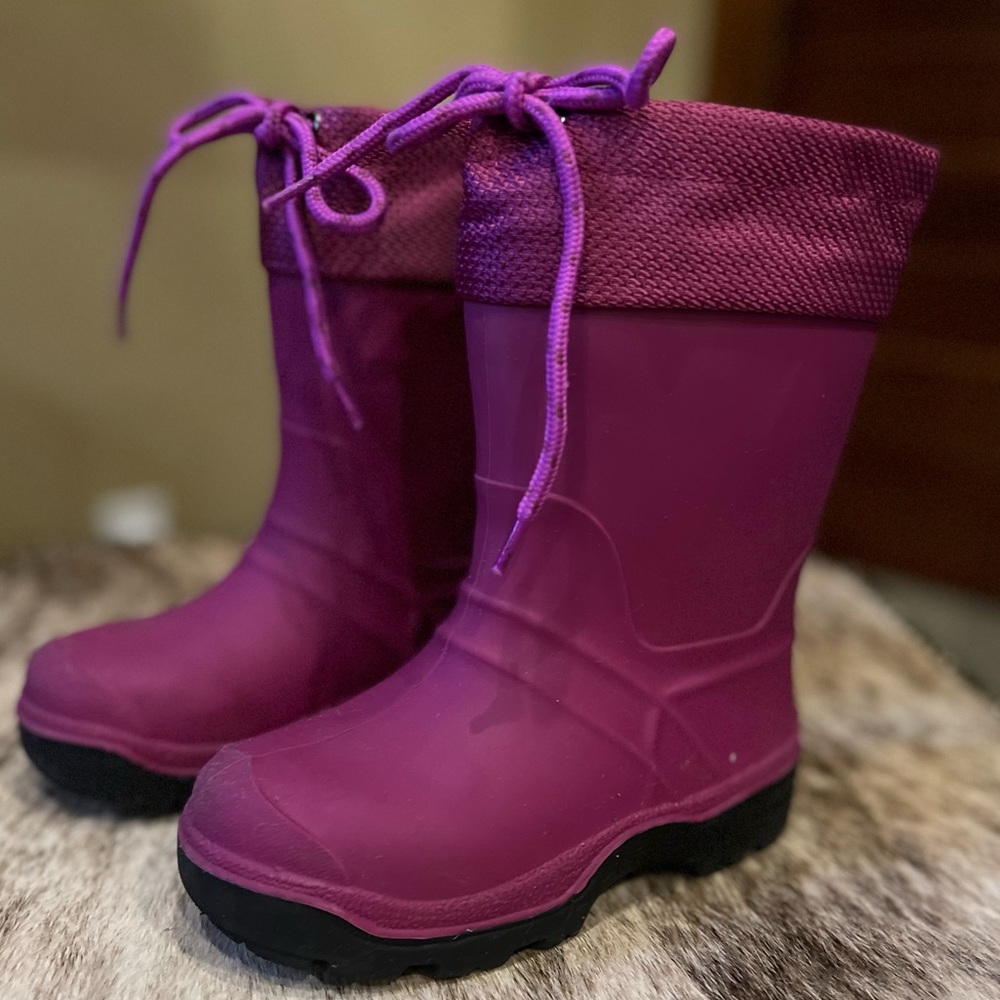 Fuscia Snow Boots for kids. Size 11. Great condition